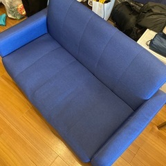 ネイビーブルー　2人掛けソファーの画像