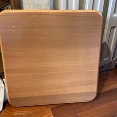 折りたたみテーブル　傷あります。理解できる方　61 × 61センチ