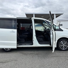 フリップダウンモニター付き☆ガソリン代 節約☆S-HYBRID入りました‼️26年式☆月々1.2万円〜分割払い可❗️車検2年付き！大人気☆ニッサン セレナ☆ 8人乗り☆SDナビ☆走行中DVD見れます☆ETC☆バックカメラ☆ドラレコ付きのフル装備☆両側電動スライドドア☆ウィンカーミラー☆フル装備☆事故修復歴無し☆車内広々三列シート‼️の画像