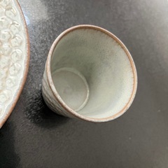 くすみカラーのおしゃれプレートとカップセットの画像