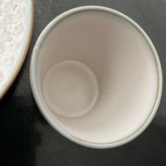 くすみカラーのおしゃれプレートとカップセットの画像