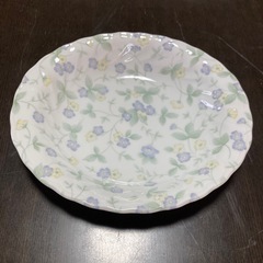 【新品未使用】花柄のカレー皿セット　かれんカレーセット　カレー皿×5枚、カレースプーン×5本　箱付きの画像