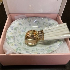 【新品未使用】花柄のカレー皿セット　かれんカレーセット　カレー皿×5枚、カレースプーン×5本　箱付きの画像