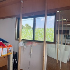 ２✖️４の柱DIYで棚作れますよ。ワンボックスであれば助手席から...