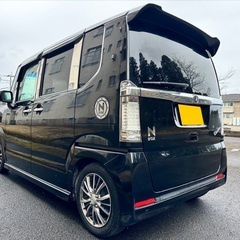 今ならBluetoothナビにグレードアップ☆月々1.2万円〜分割払い可❗️ 車検2年付き！【名義変更代込み】大人気☆ホンダ N-BOXカスタム☆ステアリングスイッチ付き☆HDDナビ付き☆走行中DVD見れます☆ETC付き☆電動スライドドア☆ドラレコ付き☆スマートキー☆フルオートエアコン☆社外アルミホイール装着☆事故歴修復歴なし☆そのまま乗って帰れます❗️の画像