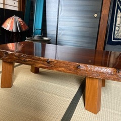 木のテーブル