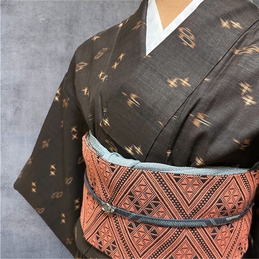 ★風格の逸品‼️久米島紬　裄69cm 美しい色合い　手織　絣　正絹　焦茶系