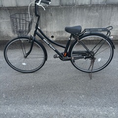 27インチ・6段変速ギア付き黒色自転車の画像
