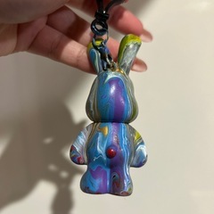 クマのフィギア うさぎのキーホルダーの画像