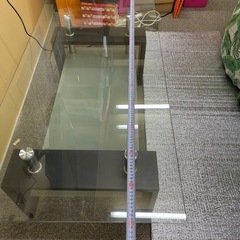 　ガラスのローテーブルの画像