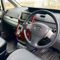 月々格安！自社ローン＆リースで乗れます💕表示の額は「頭金」です★保証人不要★車検2年付！トヨタ　ヴォクシーZS　人気の黒　両側パワスラ　フルセグナビ　Bカメラの画像