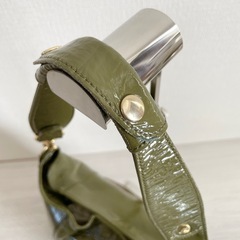 ☆お値引可能☆【美品】ATAO  キャンディ ハンドバッグ エナメルレザー (カーキ色)の画像