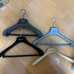 FENDIなどのブランドハンガーと色々ハンガー
