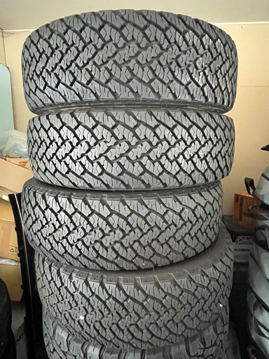 タイヤ交換シーズンですね！美品！バリ目！最近流行りのグリップマックスAT215/70R16