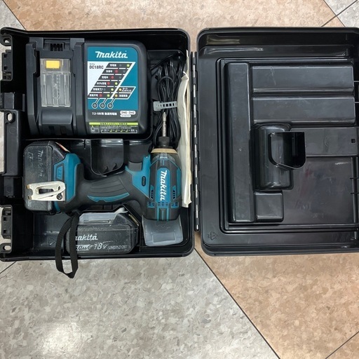 ? makita/マキタ/インパクトドライバー/2015年式/TD149D/スペア込みの純正バッテリー2基と充電器が同梱！/4658