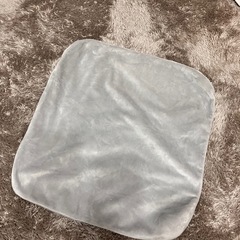 グレーのクッションカバー
