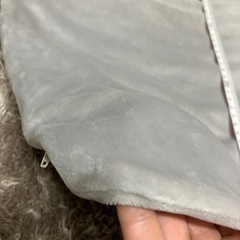 グレーのクッションカバーの画像