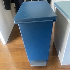 ゴミ箱　4つ(フットペダル開閉1つ、手開きは3色セット)
