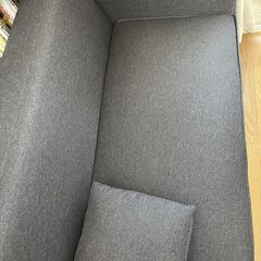 【定価21000円】 超美品アイリスプラザ ソファ 2人掛け カウチソファ 幅110cm オットマン クッション2個付き かんたん組立 レイアウト 自由 1人用にも チャコールグレーの画像