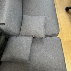 【定価21000円】 超美品アイリスプラザ ソファ 2人掛け カウチソファ 幅110cm オットマン クッション2個付き かんたん組立 レイアウト 自由 1人用にも チャコールグレーの画像
