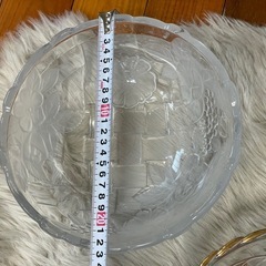 ガラス製の大きい深皿の画像