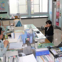 ★16時定時★事務系総合職（経理・総務）/創業85年の安定企業♪　バックオフィスを一緒に支えてくれるスタッフを募集！ 1日の勤務時間が短く16時定時で残業もほぼないのでプライベートも充実です♪の画像