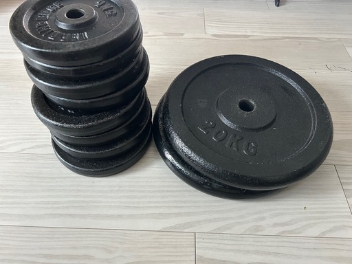 【最終特価】ブラックアイアンダンベル5キロ✖️8個、20キロ✖️2個セット