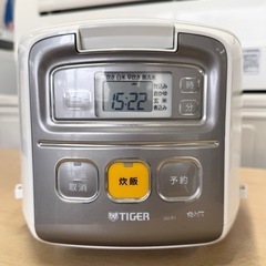 【超美品‼️】タイガー 2018年製 3合炊きマイコン炊飯ジャー 炊飯器 黒遠赤釜 エコ炊きメニュー ホワイト♪の画像