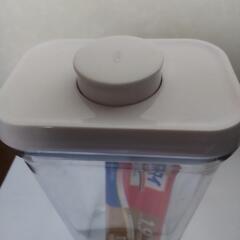 【決まりました】片手で簡単に開閉できる乾燥食品用保存容器の画像