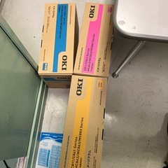 Oki製プリンターとトナーの画像