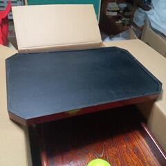 お盆(赤、軽い)の画像