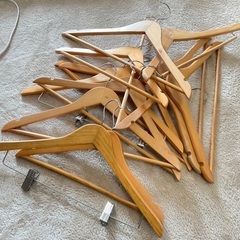 木製ハンガー　たくさん