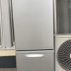 壊れた冷蔵庫とテレビの画像