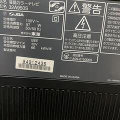 壊れた冷蔵庫とテレビの画像