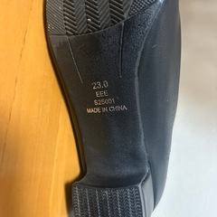 黒パンプスの画像