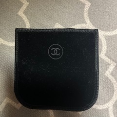 CHANELのコンパクトミラーのケース