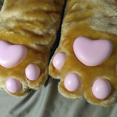 肉球くらぶ チャーム付き グローブピローの画像