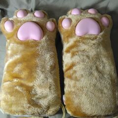 肉球くらぶ チャーム付き グローブピローの画像