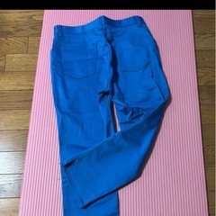 ターコイズブルーの７分丈パンツの画像