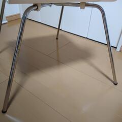 若干難あり　白いイス　椅子　の画像