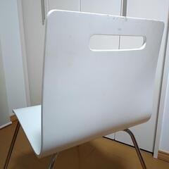 若干難あり　白いイス　椅子　の画像