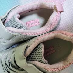 2回使用した靴20cmと新品靴下の画像