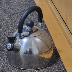 石油ストーブ　タンク、ヤカンつきの画像
