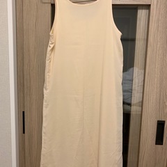 ベージュ　ワンピースの画像