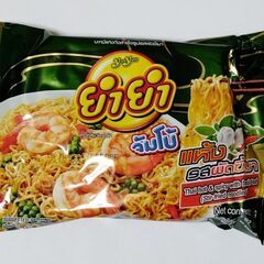 タイのバジル焼きそば YUMYUM インスタントラーメン：賞味期...