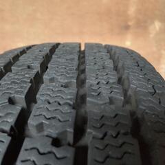 【最終価格】バリ山 スタッドレスタイヤ 4本（スチールホイール付き）  トーヨータイヤ DELVEX 935   145/80R12  80/78N  LT   2022年48週製の画像