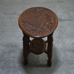 ≪zyt1868ジ≫ 木製サイドテーブル 孔雀レリーフ エスニック系 幅61cm/奥行40cm 彫刻/鳥/アジアン/花台/置台/飾台/中古家具/宮城県仙台市 70111-13の画像