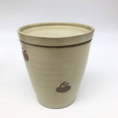 ss7284　未使用品 美濃焼 水峰窯 小皿付きカップ5個＆中皿セット 五釉うさぎ 5色 陶器製 湯呑 蓋にもなる小皿付 兎 三角皿 プレート 和食器 フリーカップ マグ かわいい カップ 未使用品の画像