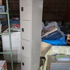 K 4人用更衣ロッカー（薄型KD４段）１列４段 鍵つき【中古】の画像