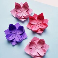 一緒に折り紙で花を作りましょう！